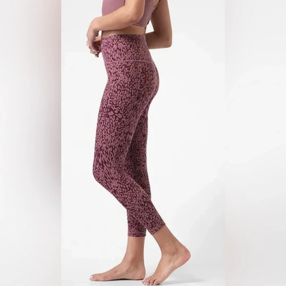 Athleta Salutation Stash Pocket II 7/8th Printed Tights in Mauve, size Large